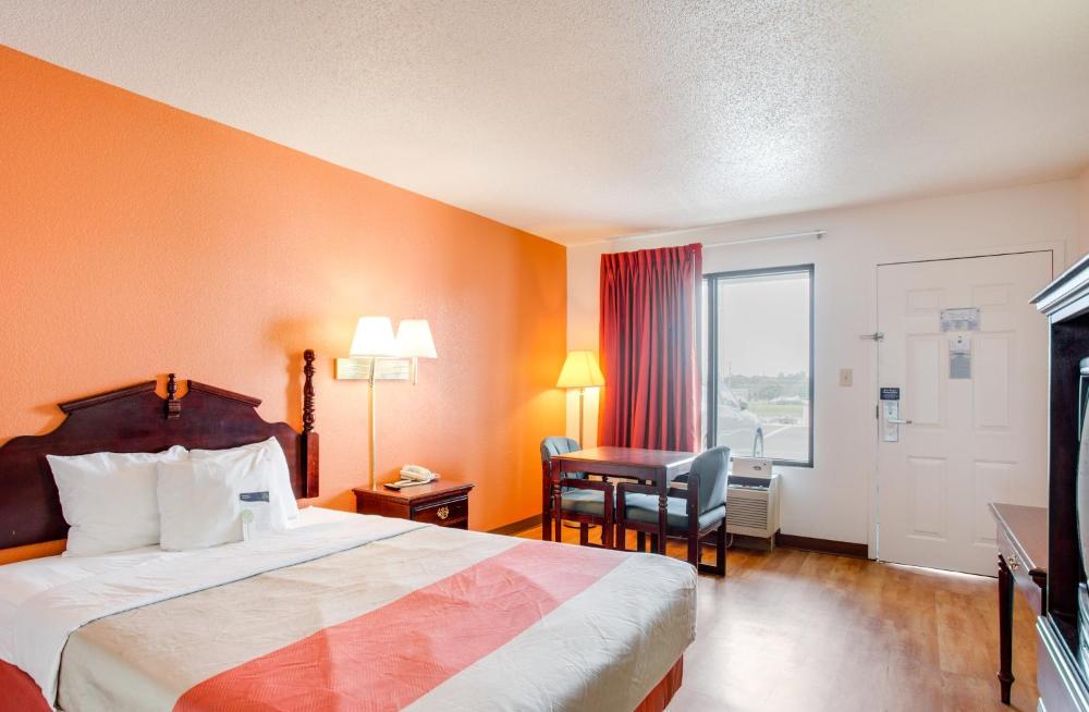 King Room - Non-Smoking interior